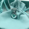 Modedesigner Tiff Ring Top T S925 Sterling Silver Women's Blue Heart Necklace Letter Love Pendant Enkelt och mångsidigt nål Buckle Love Clavicle Chain Chain Chain
