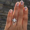 Pierścionki ślubne Fashion Klasyczne puste kryształowe V w kształcie owalny geometryczny klejnot dla kobiet błyszczącego zaręczynowego pierścionka biżuterii