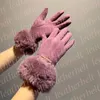 女性用の豪華な毛皮手袋メタルレターウールミトン秋の冬の暖かいカシミアグローブ屋外の風のぬいぐるみスキーグローブ