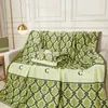 Cobertor de designer de malha verde com logotipo de letra de renda Cobertor de cochilo de escritório Cobertor de viagem de flanela espessa e quente de inverno 150 * 200 cm com caixa de presente