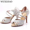 Scarpe da ballo WUXIJIAO Panno flash bianco e nero Scarpe da ballo latino da donna Ballroom Party Scarpe da ballo quadrate tacco morbido 7,5 cm 231101