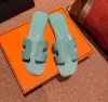Kadınlar odunsu sandalet tasarımcısı ünlü katırlar düz slaytlar bej beyaz siyah pembe dantel yazı kumaş tuval terlik kadınları yaz açık hava ayakkabıları
