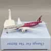 Oggetti decorativi Figurine 20 cm Lega di metallo AIR QATAR Airways Boeing 777 B777 Modello di aereo Diecast Air Plane Ruote di aerei Carrelli di atterraggio 231101