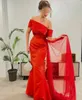 Modern Omuz Kapalı Denizkızı Nedime Elbiseleri Pleat Side Uzun Şeref Hizmetçisi Kırmızı Satin Süpürme Tren Düğün Konuk Elbise 326 326