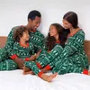 Tenues assorties pour la famille Noël maman papa enfants tenues assorties imprimé arbre du Père Noël ensemble de pyjama 2 pièces vêtements de nuit amples décontractés look de famille de Noël 231031