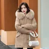 Piumino da donna Parka Moda Cappotto lungo invernale Spessore caldo Giacca con cappuccio Collo in pelliccia Abbigliamento da neve Fodera in lana imbottita Cintura casual Abiti slim 231031