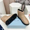 Stiefeletten aus Nylongewebe 1T259N Moderne Stiefeletten aus Nylongewebe mit vielseitigem, minimalistischem Design, Dreieckslogo, immer wieder neu interpretiert, aus geprägtem Gummi