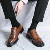 Klädskor som säljer mode män krokodil brogue snidning läder buiness formell gentleman casual oxford