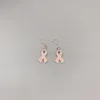 Boucles d'oreilles pendantes FoLisaUnique émail rose ruban crochet boucle d'oreille pour les femmes cadeau mignon collecte de fonds de charité
