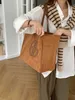 Большая вместительная сумка для женщин, новинка 2023 года, модная ручная модная универсальная плюшевая сумка на одно плечо, пригородная сумка 231101
