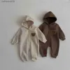 Зимние комбинезоны для новорожденных, плюшевые боди на пуговицах, комбинезон с капюшоном с рисунком медведя, комбинезон для мальчиков и девочек, одежда для близнецов, корейская версияL231101