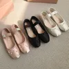 Luxo paris ballet designer de moda sapatos de dança profissional 2023 bailarinas de cetim mm plataforma bowknot boca rasa sapato único sandálias planas para mulheres 35-40