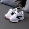 Sneakers Buty dla dzieci dla chłopców dziewczęta miękkie sporty trampki prowadzące tenis dzieci płaskie małe dziecko maluch na zewnątrz buty Buty 2303331