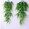 装飾的な花2PCS人工吊り植物フェーンフェイクグリーンヴァインプラスチック壁パティオポーチ屋外植物庭の装飾