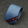 2023 modedesigner Mens Silk Neck Ties Kinny Slim smal polka prickade brev Jacquard vävda slipsar handgjorda i många stilar med ruta 8881S8