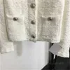 Designerska kurtka damska kardigan płaszcz okrągły szyja długie rękodzie dzianinowe topy metalowe guziki ozdobne białe eleganckie płaszcze kurtki kardiganowe damskie ubranie projektantów