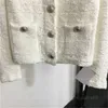 Designer-Jacke für Damen, Strickjacke, Mantel, Rundhalsausschnitt, lange Ärmel, Strickoberteile, mit Metallknöpfen verziert, weiß, elegante Mäntel, Strickjacke, Jacken, Designer-Kleidung für Damen