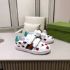 أحذية الأطفال الجديدة لامعة Red Heart Decoration Kids Sneakers Box Box Size Size 26-35 Buckle Strap Child Child Shoes Oct25