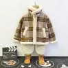 G8046 Autumn Kids Designer Ubrania chłopiec Zimowe płaszcze grube ciepłe kratę polaru płaszcz chłopców