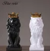 Statua di animale in resina moderna Corona d'oro Figurina di leone nero per la decorazione domestica Accessori Soggiorno Decorazione della scrivania 2108279503974