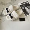 Chanells Designer Channel Winter Chanelliness Best Bow Murs Slippers Slides Purry Fluffy Beeploing C Plush Sandal Mules Скальитесь на квартиру на пятке Luxury D