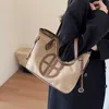 Bolsa de camurça de alta capacidade de outono e inverno para mulheres 2023 novo lazer e estilo ocidental versátil bolsa de ombro commuter tote bag 231101