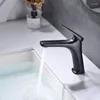 Robinets de lavabo de salle de bains Robinet d'eau froide et d'eau froide de lavabo moderne Accessoires de conception anti-taches à poignée unique magnifiquement conçus.