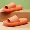 Pantoufles d'oreiller à plateforme épaisse pour femmes, pantoufles d'été de plage à semelle souple, sandales coulissantes de loisirs pour hommes et dames, chaussures antidérapantes pour salle de bain intérieure