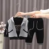 Giyim setleri 2023 Koreli Bahar Sonbahar Çocuklar Boy 3pcs Set Örme Kapşonlu Yelek Karikatür Sweatshirt Sweatpants Takım Bebek Kıyafet