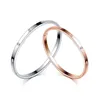 Designer Charm Couple Style Carter Extrêmement fin Bracelet petit design incolore et simple avec catégorie de logo