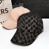 Klasyczny designerski kapelusz dla kobiet Baseball Cap Street Hip Hop Luxury Cappello Walking Sunshade Praktyczne duże litery Haftowe Haftowane czapki specjalne urocze pj049 e23