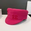 بيريتس القبعات الشتوية الشتاء صوف Sboy Caps for Women Pink Letter Baker Boy Fashion متعدد الاستخدامات البريطانية الرجعية Bert