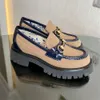 Zapatos de vestir de marca de lujo Mocasines con suela de cuero para mujer Plataforma bordada para mujer Lienzo negro Diseñador casual Zapato sin cordones de alta calidad