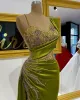 Arabo Aso Ebi verde oliva elegante sirena in raso abiti da ballo splendidi cristalli che bordano abiti da sera formali increspati sexy spacco secondo abito da ricevimento Gg1101