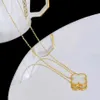 Collana di lusso con trifoglio di design con catena a quattro foglie Trifoglio classico incolore Collare coreano versatile a doppia faccia