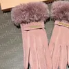 Guanti in pelliccia di lusso per donna Guanti in lana con lettere in metallo Autunno inverno Guanti caldi in cashmere Guanto da sci in peluche antivento per esterni