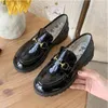 Designers luxurys woman loafer platform shoes moccasins embroidery bee embroidery thick soled slip-on shoe English style retro small leather black white