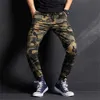 Jeans masculinos moda tendência camuflagem jeans juventude personalidade magro tendência jeans calças primavera e outono carga calças masculinas 231101