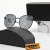NYA Fashion Look Solglasögon Polariserade UV -skydd Trendiga Vintage Retro Round Mirrored Lens Solglasögon för kvinnors män med låda