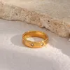 Обручальные кольца Модные ювелирные изделия из нержавеющей стали для женщин 18-каратного позолоченного водостойкого прозрачного кристалла с цирконом со звездой 231101