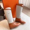 Klassische Jumping-Leder-Reitstiefel, kniehohe Ritter-Logo-Lasche, runde Zehenpartie, Slip-on-Chelsea-Booties, flache Absätze, Luxus-Designer-Damenmode-Schuhe, Fabrikschuhe