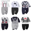 Комбинезоны для новорожденных, осень 2023, с длинными рукавами и галстуком-бабочкой в стиле Bebe, одежда для мальчиков и девочек, маленький нежный мужчина, комбинезоны с пингвинами для младенцев L23110