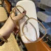 20 % RABATT auf neue Luxus-Designer-Sonnenbrillen für Herren und Damen. 20 % Rabatt auf die gleichen Teller-Brillen mit kleinem Rahmen, Kokosnuss-Teegrau
