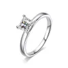 Solitaire Ring Knobspin 1ct Princess Cut Ring S925 Sterling Sliver مطلية مع خواتم زفاف الذهب الأبيض 18K للنساء 231031