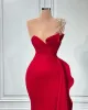 Plus Size One Shoulder Meerjungfrau Sexy Ballkleider Arabisch Aso Ebi Rote Perlen Kristalle Satin Abend Formale Party Zweiter Empfang Brautjungfernkleider 1101