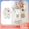 Jumpsuits Cartoon Bear Winter Baby Romper zagęszcza bawełniane nowonarodzone ubrania Pluszowe ciepłe niemowlę długie spodnie Jobus chłopiec dziewczyna maluch bodysuitl231101