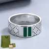 2023 Gümüş Paslanmaz Çelik Yüzük Tasarımcı Lüks Yüzük Erkekler Marka Mücevher Mektubu Yeşil Kabartmalı Kutu Damgaları