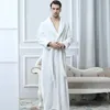 Vêtements de nuit pour hommes Utumn et hiver épaissie allongée flanelle couple pyjama chaud hommes femmes peignoir corail velours