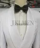 دعاوى الرجال للبليزرز المخصصة صب hommes صنع العريس النمط الأبيض العريس Tuxedos شال للبشة بدلات 2pcs الزفاف (سترة+سروال) زي Homme YQ231101