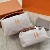 مكياج 2Size Womens Wash Pouch Cosmetic Facs Top Handle Luxury Pink Nylon Canvas Fashion Bag Bag Mens Designer Tote Stock Storage Travel Make Up Hand Bag